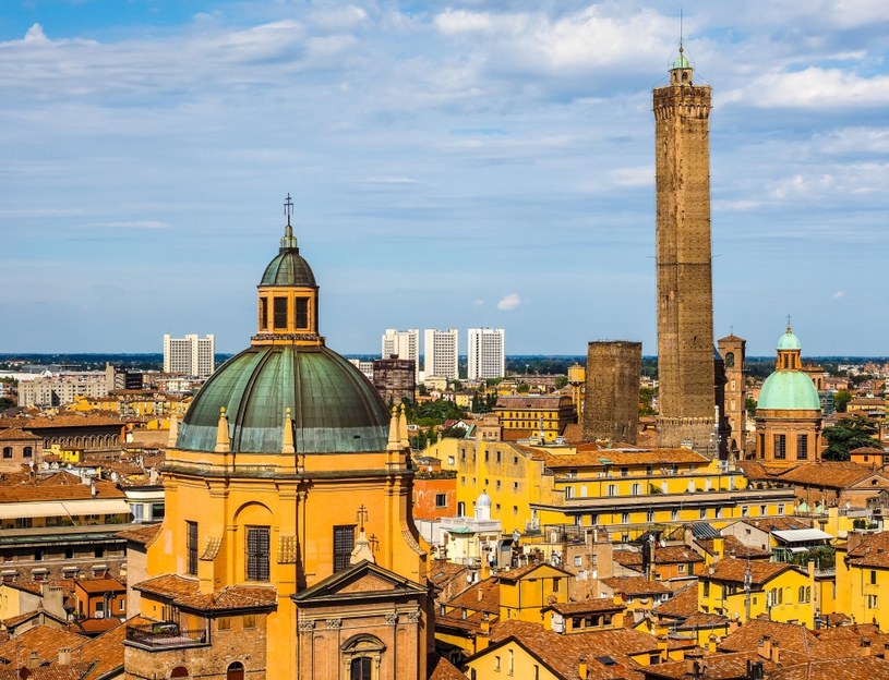 Słynna wieża w Bolonii chwieje się. Naukowcy sprawdzili, czy grozi jej zawalenie. /123RF/PICSEL