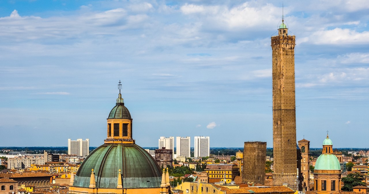 Słynna wieża w Bolonii chwieje się. Naukowcy sprawdzili, czy grozi jej zawalenie. /123RF/PICSEL