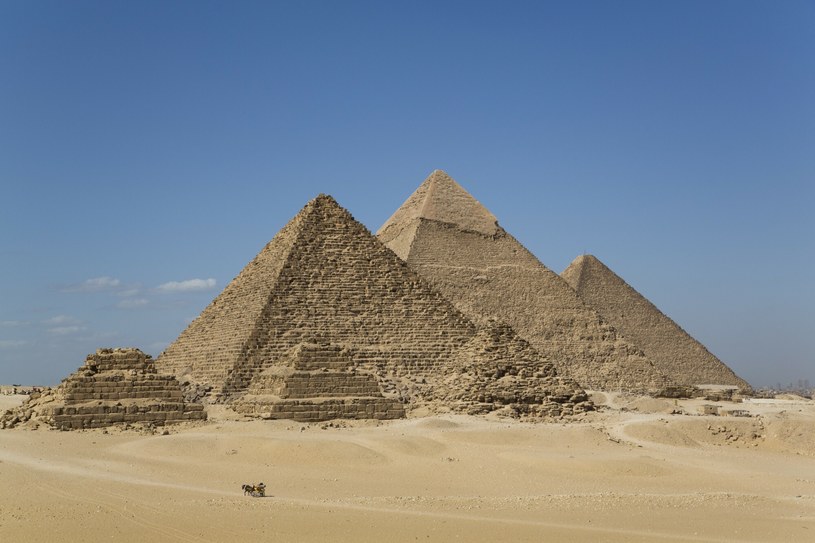 Słynne piramidy w Gizie. Od lewej piramidy: Mykerinosa, Chefrena, Chopsa. Z przodu widoczne trzy Piramidy Królowych /Richard Maschmeyer /East News