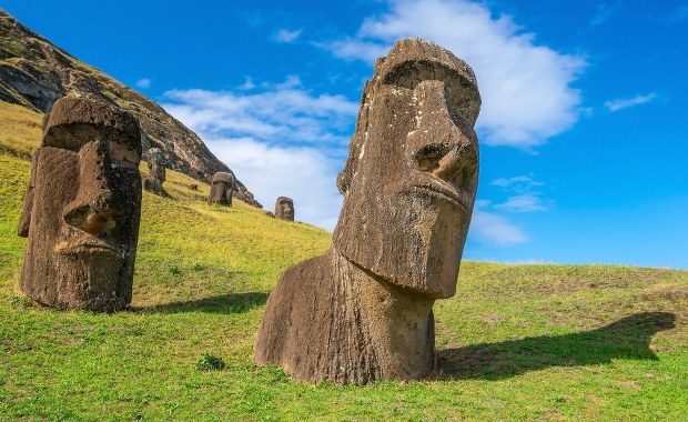 Słynne posągi z Wyspy Wielkanocnej uszkodzone w pożarze. Niektóre nieodwracalnie