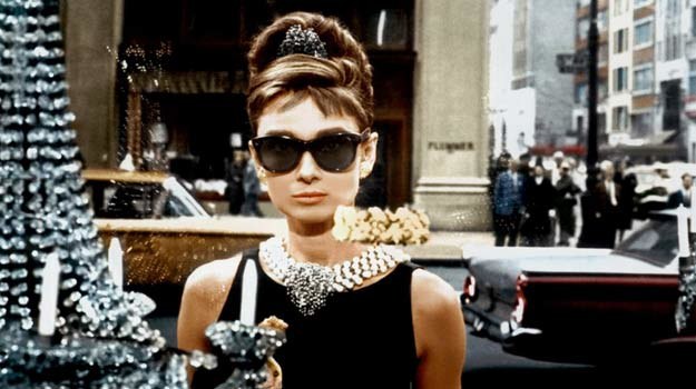 Słynne ujęcie Audrey Hepburn jako Holly Golightly przed wystawą Tiffany'ego. /East News