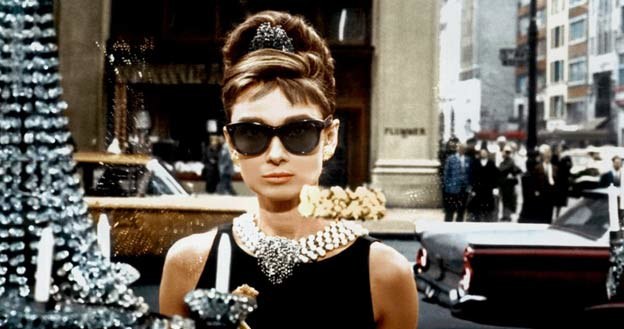 Słynne ujęcie Audrey Hepburn jako Holly Golightly przed wystawą Tiffany'ego. /East News