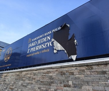 Słynny baner na NBP zniszczony. "Sprawdzamy to"