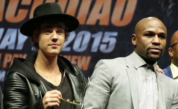 Słynny bokser wypoczywa na Francuskiej Polinezji w towarzystwie Biebera