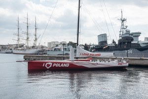 El famoso yate "yo amo Polonia" Navega hacia la distancia azul.  Acuerdo misterioso