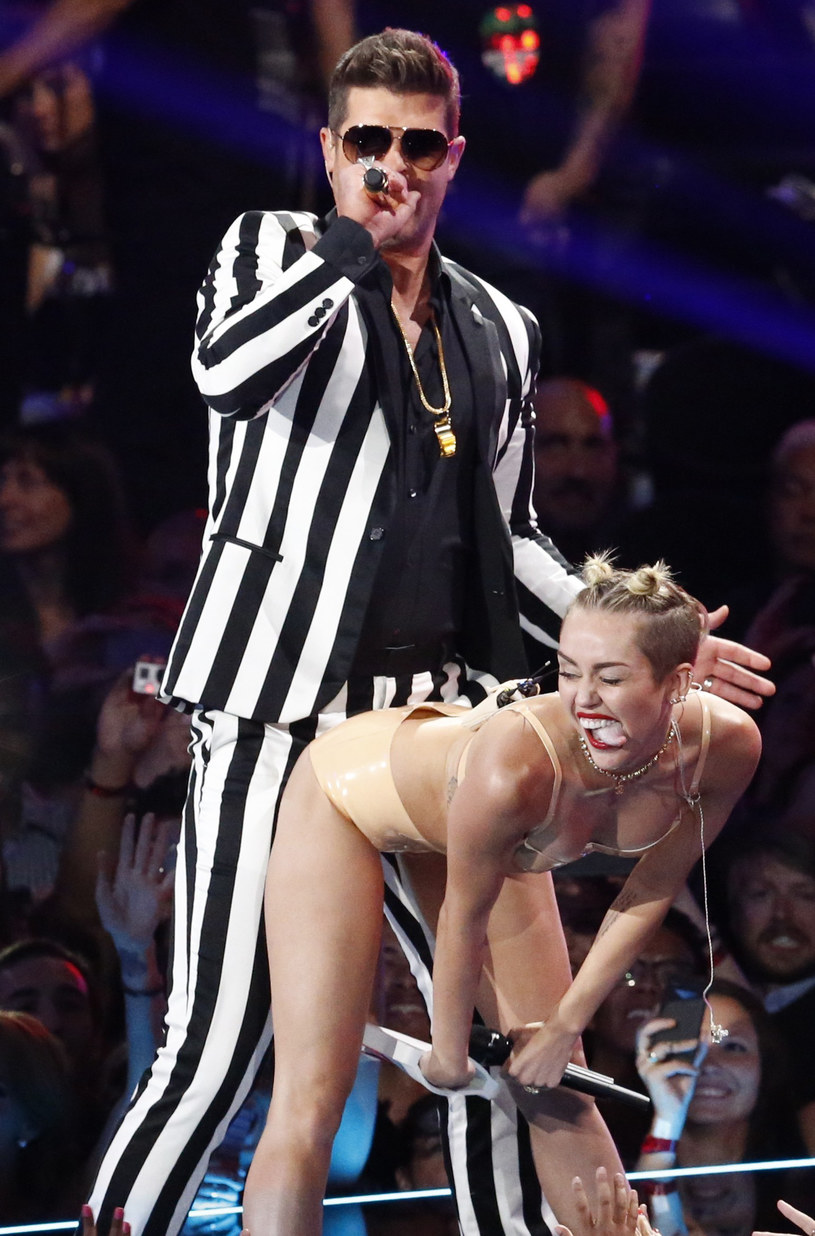 Słynny już popis Miley na MTV Video Music Awards /Getty Images