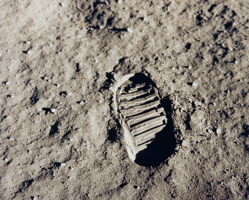 Słynny odcisk stopy pozostawiony na Księżycu podczas misji Apollo 11. /NASA/Heritage Space/Image State/East News /East News