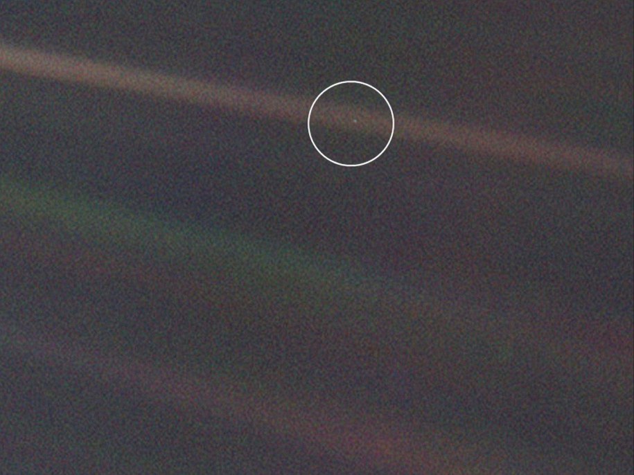 Słynny "pale blue dot", zdjęcie Ziemi wykonane przez sondę Voyager 1 w 1990 roku /NASA/JPL-Caltech /Materiały prasowe