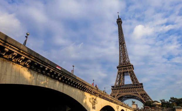 Słynny paryski most na stałe zamknięty dla ruchu samochodowego