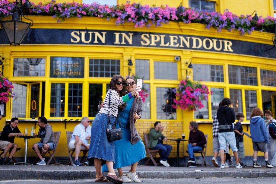 Słynny pub Sun in Splendour w Notting Hill /	TOLGA AKMEN /PAP/EPA