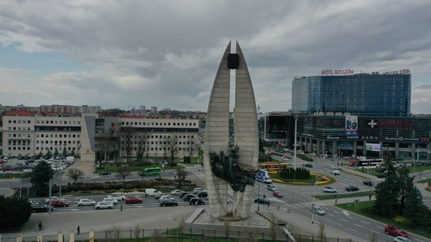 Słynny rzeszowski pomnik Czynu Rewolucyjnego, symbol miasta /Jacek Skóra /RMF FM