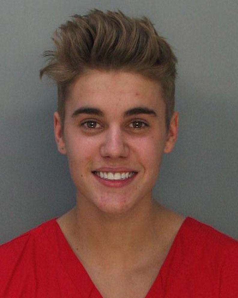 Słynny zdjęcie uśmiechniętego Justina Biebera w areszcie /Handdout /Getty Images