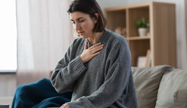 Słyszy to lekarz lub czujesz przy oddychaniu. Czym są szmery i świsty oddechowe? 