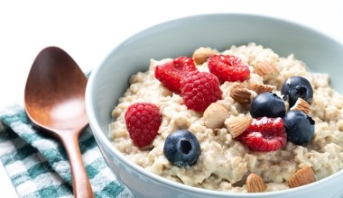 Smaczna i zdrowa, ale nie dla wszystkich. Te osoby powinny zrezygnować z owsianki 