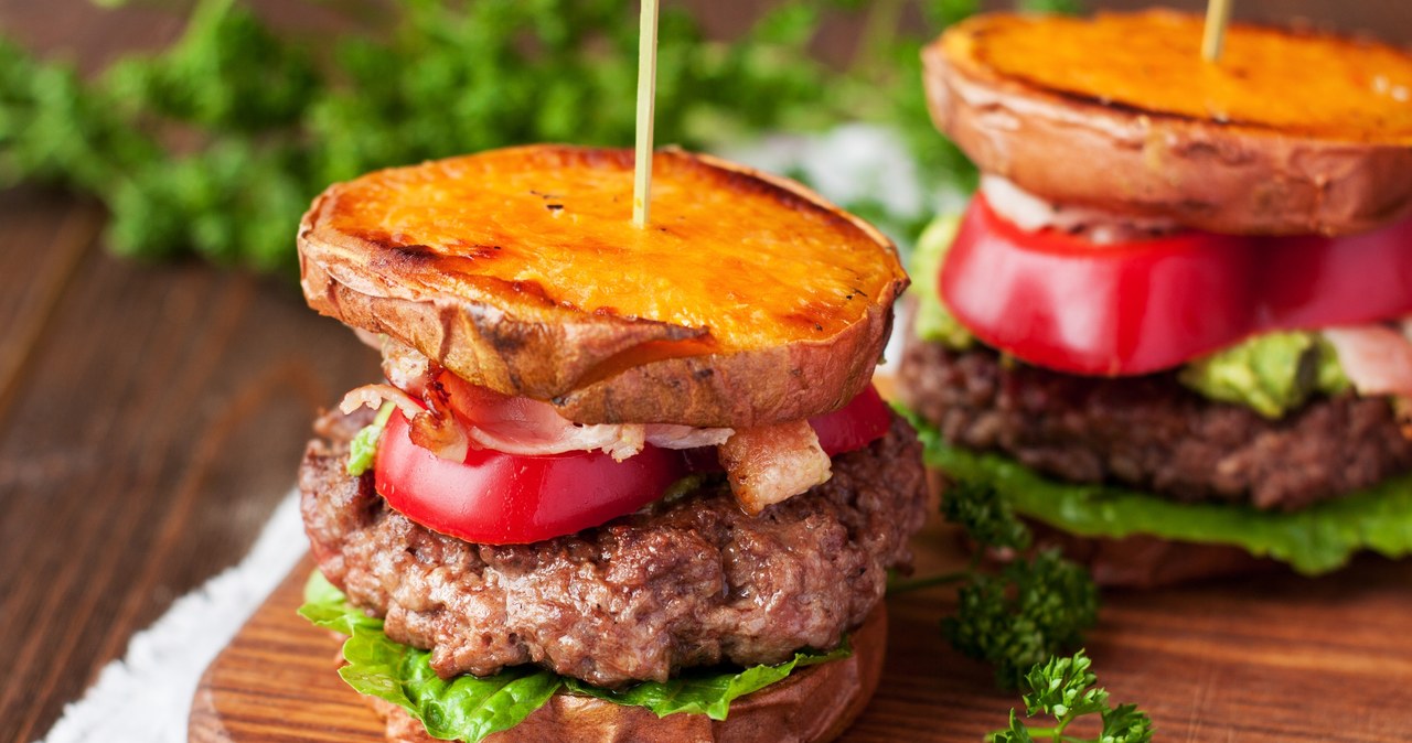 Smaczne burgery można zrobić bez dodatku bułki /filirochka /123RF/PICSEL