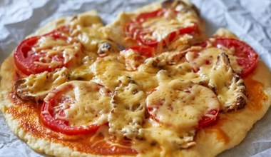 Smaczny obiad we włoskim stylu. Przepis na pizzę z airfryera