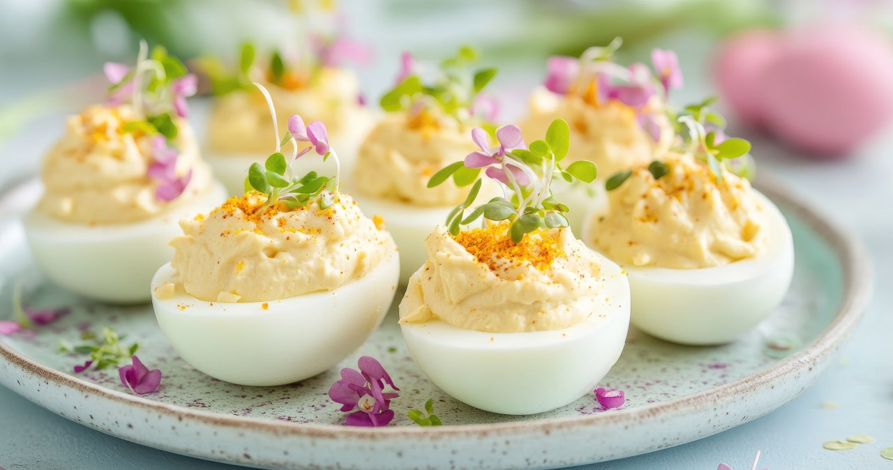 Smak jajek doskonale podkreśla dodatek wyrazistego chrzanu /nuttayabaifern /123RF/PICSEL