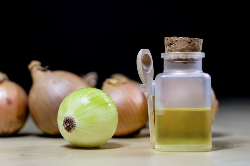 Smak syropu z cebuli wiele osób odstrasza. Jednak jego lecznicze właściwości wynagradzają nieprzyjemne wrażenia /123RF/PICSEL