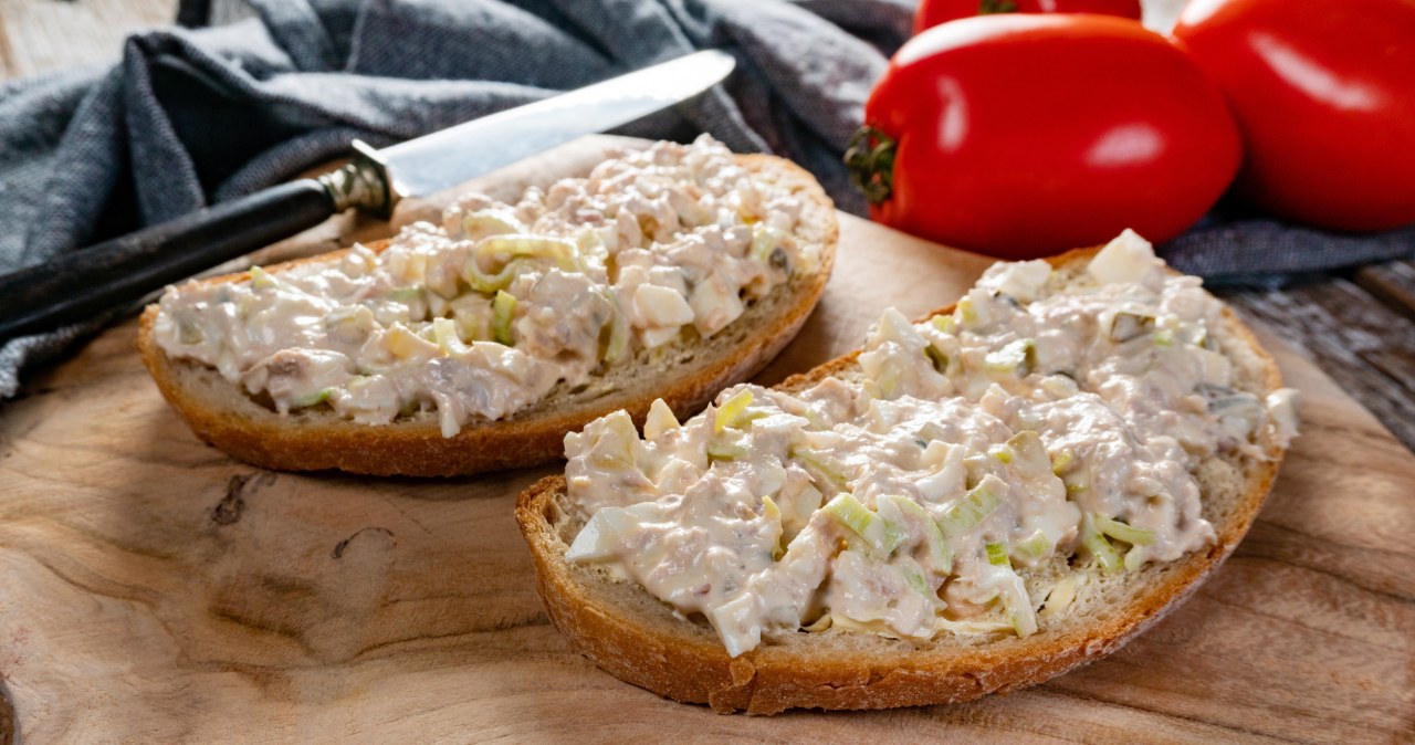 Smakowita pasta jajeczna z dodatkiem tuńczyka i pora /arfo /123RF/PICSEL