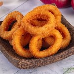 Smakowita przekąska na imprezowy stół. Chrupiące krążki cebulowe z piekarnika 