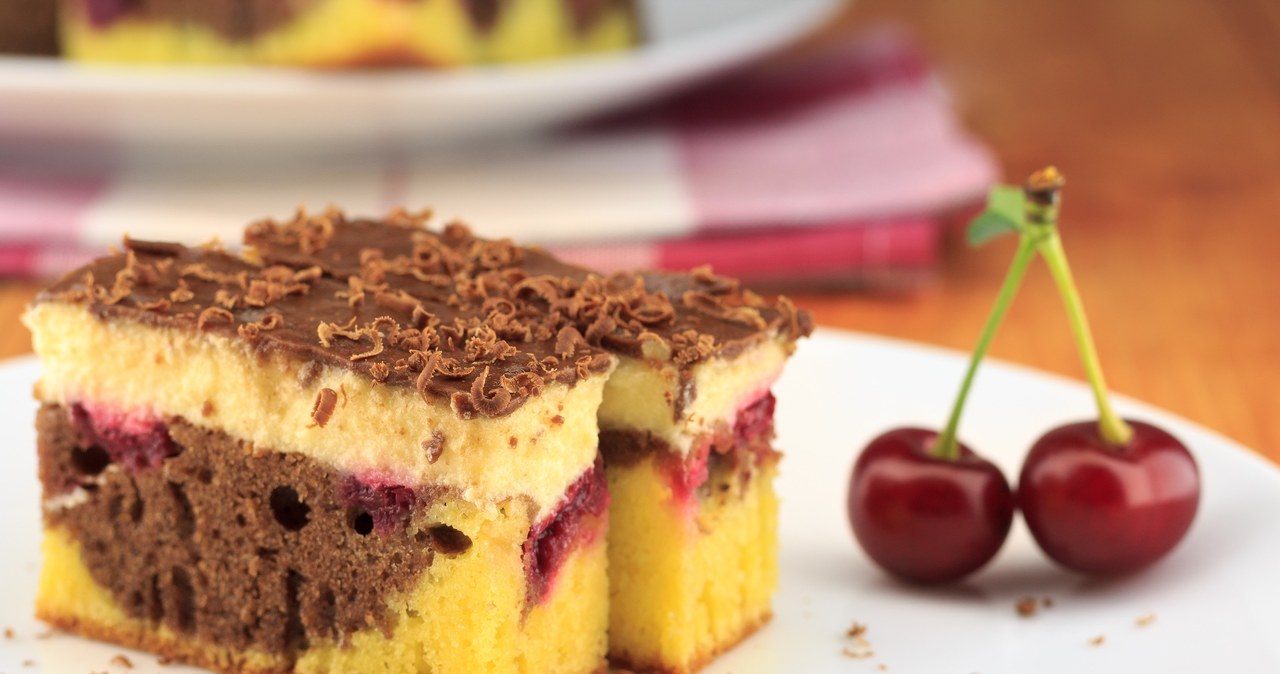 Smakowite ciasto z masą budyniową, wiśniami i czekoladową polewą /liptakrobi /123RF/PICSEL