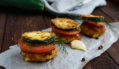 Smakowite danie z cukinią w roli głównej. Warzywne kotleciki z ciągnącym się serem 