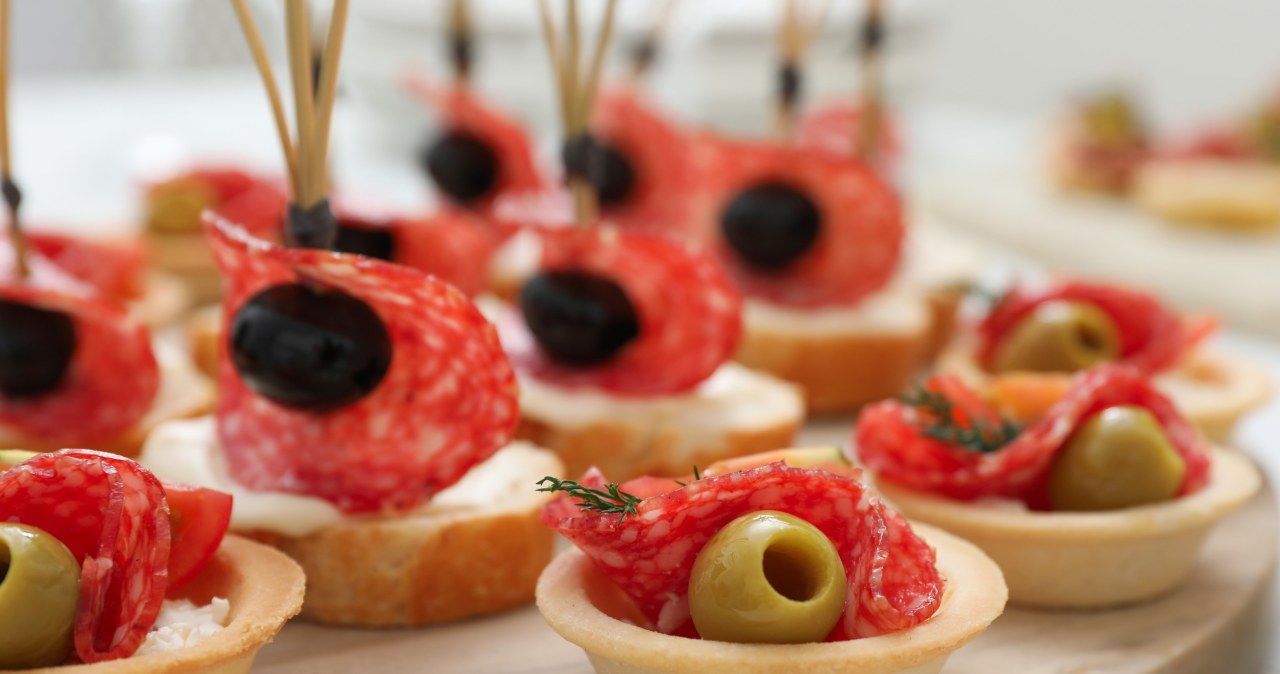 Smakowite koreczki imprezowe z salami i oliwką. /liudmilachernetska /123RF/PICSEL