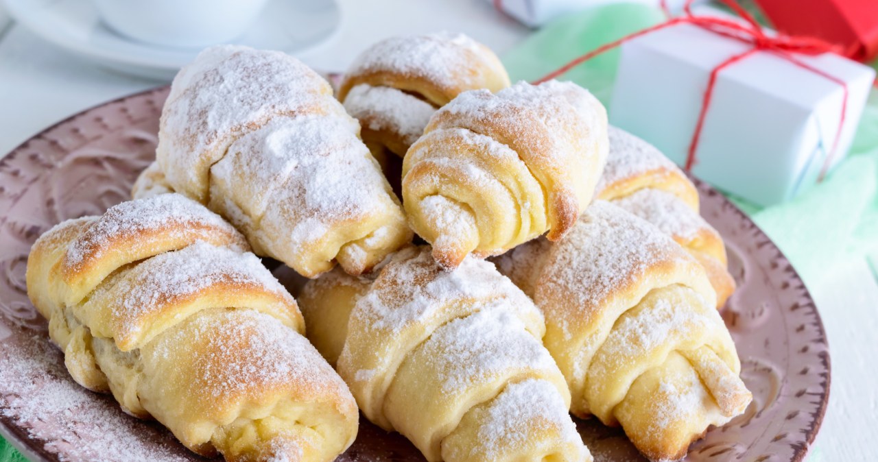 Smakowite rogaliki z ciasta francuskiego z czekoladowym nadzieniem /iaroshenko /123RF/PICSEL