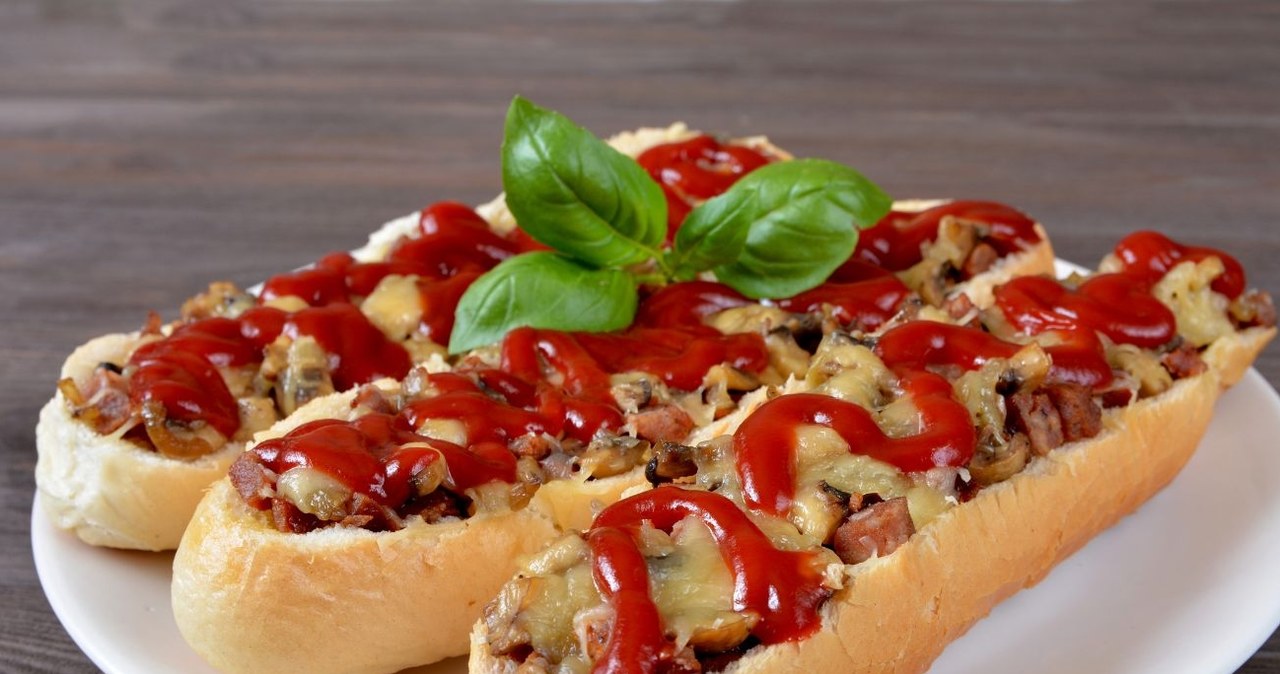Smaku zapiekanek z pieczarkami nie da się zapomnieć. W PRL-u były ulubionym fast foodem. /robert6666 /Canva Pro