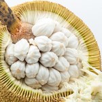 Smakuje jak miks banana, kokosa i ananasa. Wspiera pracę serca i mózgu