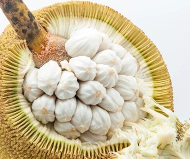 Smakuje jak miks banana, kokosa i ananasa. Wspiera pracę serca i mózgu