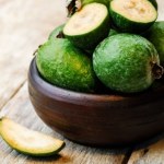 Smakuje jak mix jabłka, ananasa i banana. Ma dużo błonnika i żelaza, po zjedzeniu jelita pracują jak należy