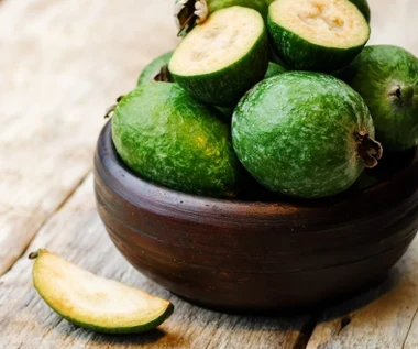 Smakuje jak mix jabłka, ananasa i banana. Ma dużo błonnika i żelaza, po zjedzeniu jelita pracują jak należy