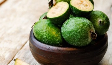 Smakuje jak mix jabłka, ananasa i banana. Ma dużo błonnika i żelaza, po zjedzeniu jelita pracują jak należy