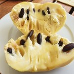 Smakuje jak połączenie banana, mango i ananasa. Dobry na serce i kości, ma dużo witaminy C