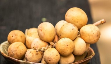 Smakuje jak połączenie grejpfruta z winogronami. Soczysty miąższ ma dużo witaminy A, jedz, gdy masz migreny