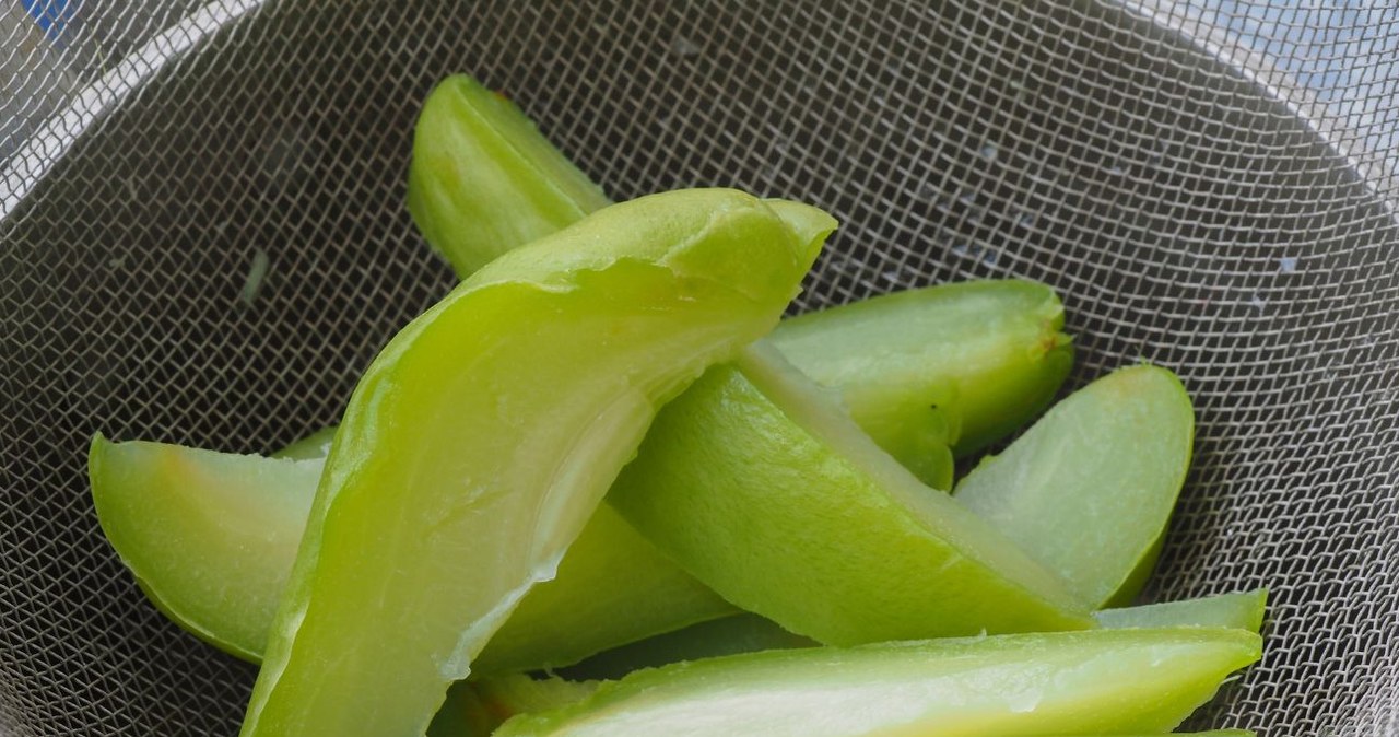 Smakuje jak połączenie ogórka i kalarepy. Wspiera odchudzanie i pracę wątroby /cislander /Canva Pro