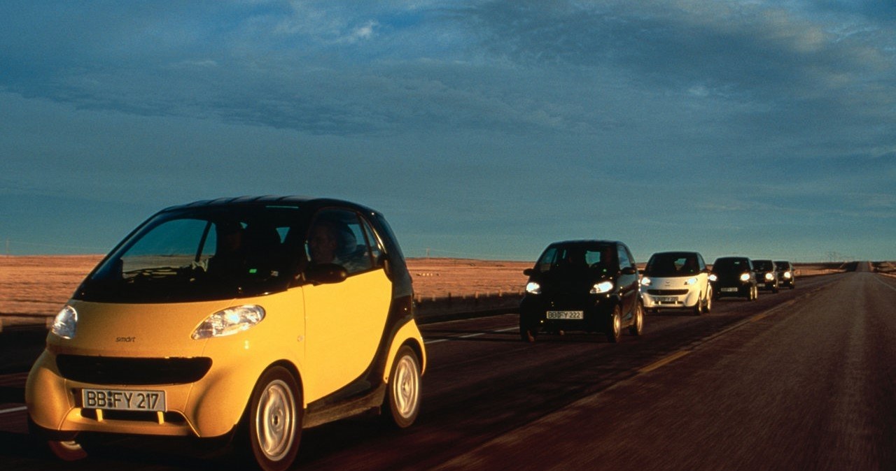 Smart Fortwo dostępny jest ze skrzynią automatyczną lub taką, w której biegi trzeba zmienić samemu na wyższe, a redukcja dzieje się samoistnie. /materiały prasowe