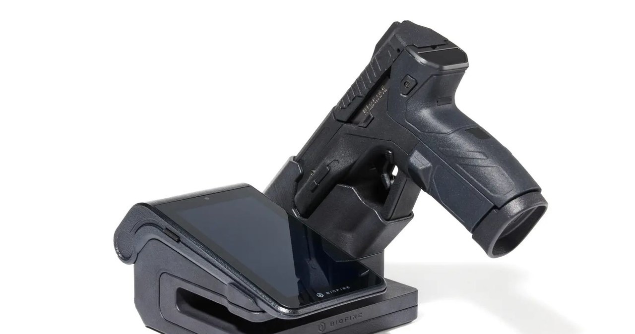 Smart Gun w swojej stacji programowania i dodawania użytkowników /Biofire Technologies /materiały prasowe