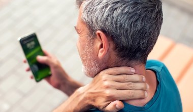 Smartfon deformuje twoje ciało. 27 kg nacisku na kręgosłup
