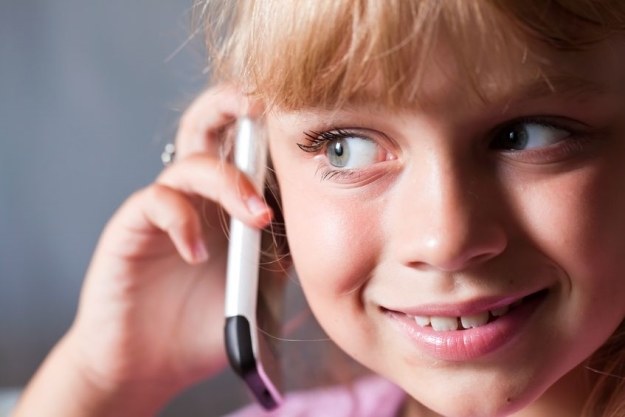 Smartfon jest dla dziecka doskonałym narzędziem rozrywki /123RF/PICSEL