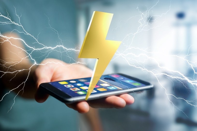 Smartfon kontra piorun. Czy można używać telefonu podczas burzy?