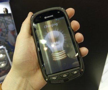 Smartfon Kyocera z panelem słonecznym na targach MWC 2015