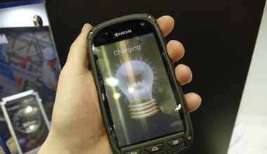 Smartfon Kyocera z panelem słonecznym na targach MWC 2015