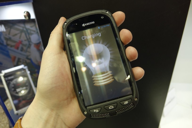 Smartfon Kyocera z panelem słonecznym /INTERIA.PL