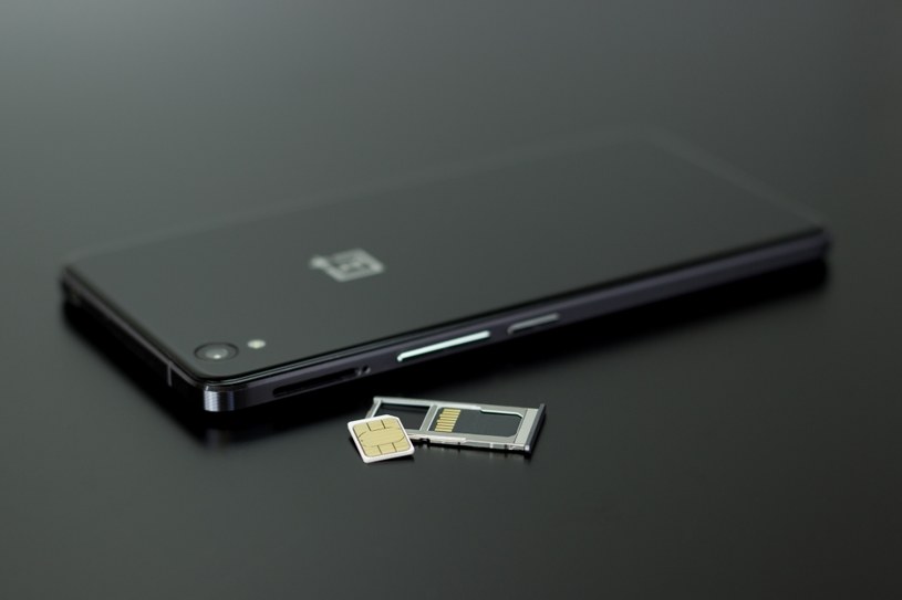 Smartfon na dwie karty sim to łatwe połączenie telefonu prywatnego ze służbowym. /Pixabay.com