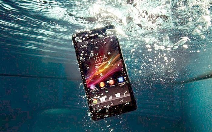 Smartfon na zdjęciu, Xperia Z3, jest wodoodporny, ale co zrobić, jeśli do wody wpadnie nam smartfon bez takiej technologii? /materiały prasowe