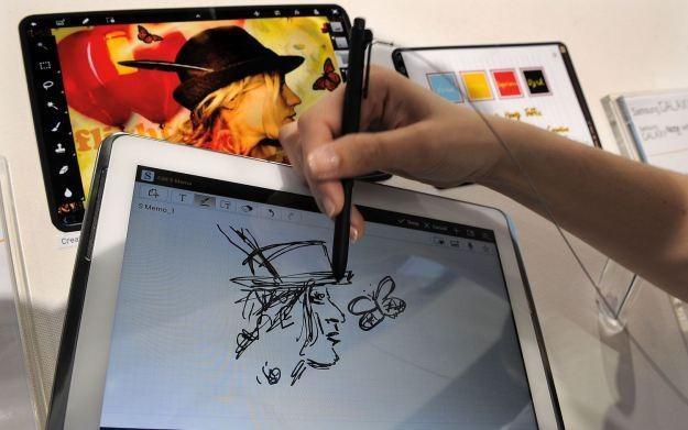 Smartfony i tablety stały się ulubionymi zabawkami dzieci /AFP