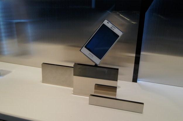 Smartfony LG na MWC 2012 przyciągały konsumentów /INTERIA.PL