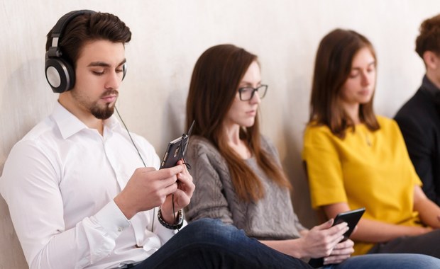 Smartfony magnesem dla młodzieży z problemami psychicznymi